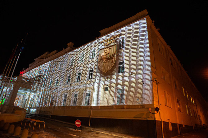 Alfredo Pliadžio nuotr./Krašto apsaugos ministerijos pastatas papuoštas šviesų instaliacija Vyčio tema.