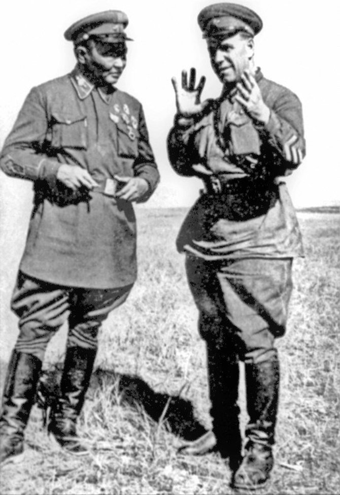 Wikipedia.org nuotr./Chorlogijnas Čoibalsanas ir Georgijus Žukovas prie Chalchin Golo (1939 m.)
