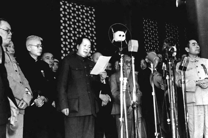 Wikipedia.org nuotr./Mao Zedongas Tiananmenio aikštėje Pekine skelbia Kinijos Liaudies Respublikos įkūrimą (1949 m. spalio 1 d.)
