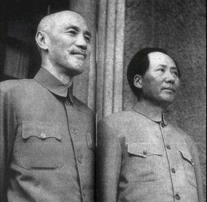 Wikipedia.org nuotr./Chiang Kai-shekas ir Mao Zedongas (1945 m.)