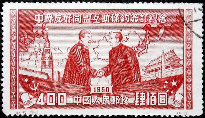 Wikipedia.org nuotr./Kiniškas pašto ženklas, skirtas sovietų ir kinų draugystei (1950 m.)