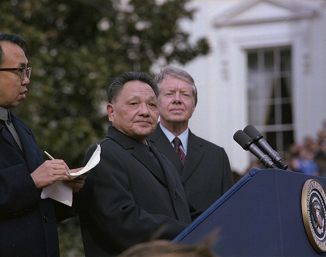 Wikipedia.org nuotr./Deng Xiaopingas ir JAV prezidentas Jimmy Carteris (1979 m.)