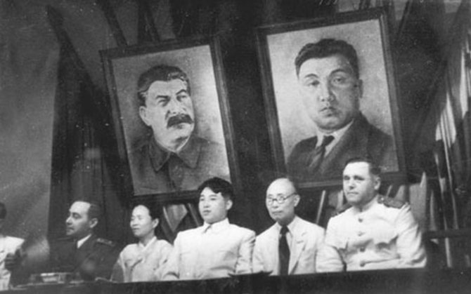 Wikipedia.org nuotr./Kim Il Sungas (centre) jungtinio Korėjos darbo partijos ir Naujosios liaudies partijos suvažiavimo metu (1946 m.)