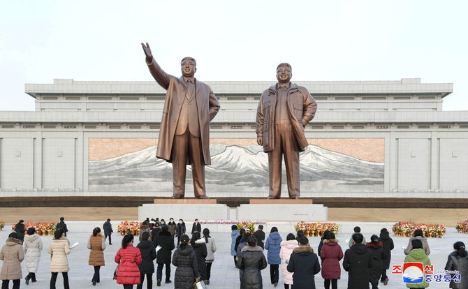„Reuters“/„Scanpix“ nuotr./Bronzinės Kim Il Sungo ir Kim Jong Ilo statulos Pchenjane