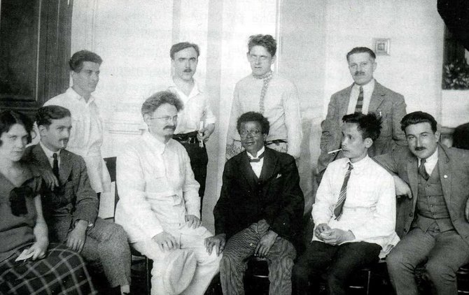 Wikipedia.org nuotr./Kominterno V kongreso delegatai Maskvoje. Antras iš dešinės pirmoje eilėje – Ho Chi Minhas (1924 m.)