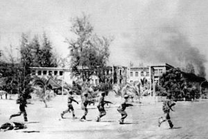 Wikipedia.org nuotr./Vietnamo kariai įžengia į Pnompenį (1979 m. sausis)