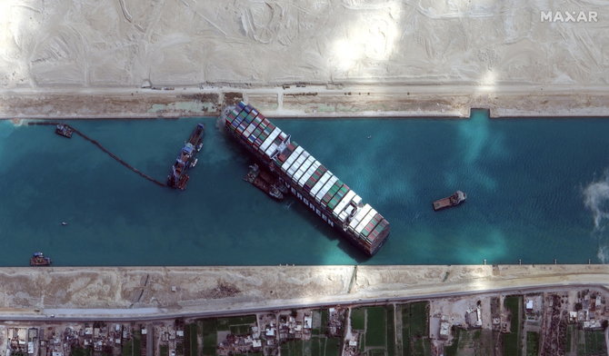 „Reuters“/„Scanpix“ nuotr./Sueco kanalą užblokavęs konteinerinis laivas „Ever Given“