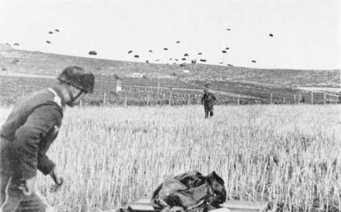 Vokietijos Bundesarchyvo/Wikimedia.org nuotr./Vokiečių parašiutininkai leidžiasi Kretoje (1941 m. gegužė)