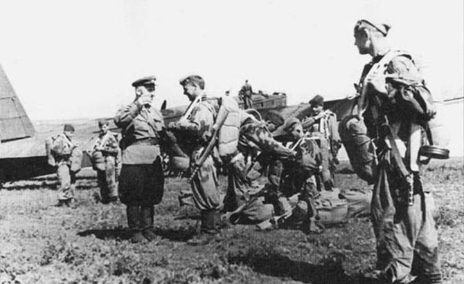 Wikipedia.org nuotr./Raudonosios armijos desantininkai rengiasi skrydžiui.