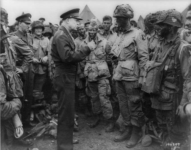 Wikipedia.org nuotr./Generolas Dwightas D.Eisenhoweris kalbasi su amerikiečių parašiutininkais išsilaipinimo Normandijoje išvakarėse.