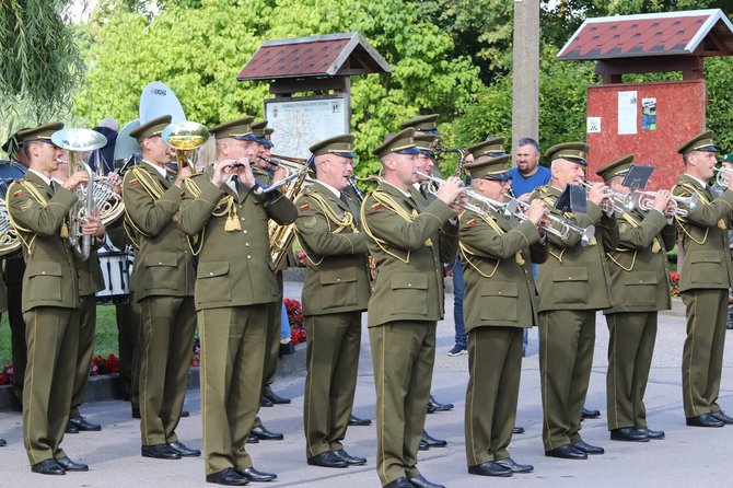 Šaulių sąjungos nuotr./Liubave atidengtas paminklas Juozui Lukšai-Daumantui.