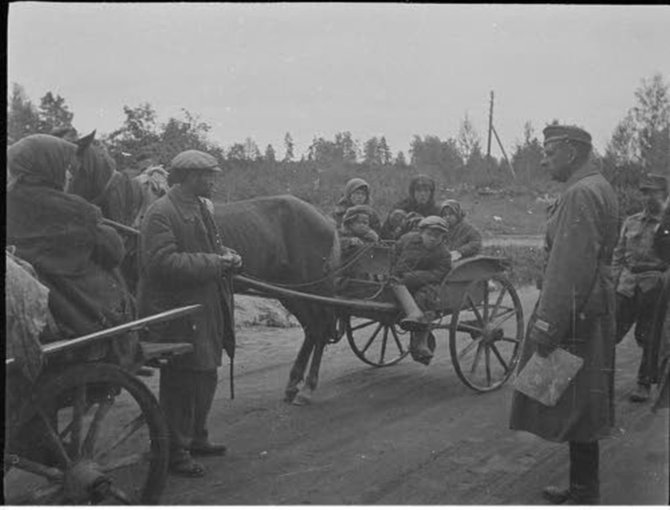 SA-kuva.fi nuotr./Rusų tautybės gyventojai perkeliami į koncentracijos stovyklą (1941 m. rugsėjis)