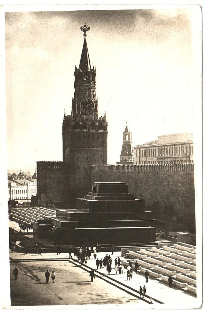 Wikipedia.org nuotr./Raudonoji aikštė ir mauzoliejus 1935 m. Dvigalviai cariniai ereliai ant Kremliaus bokštų dar nepakeisti raudonomis žvaigždėmis.