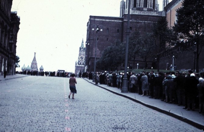 Larso Olssono / Wikipedia.org nuotr./Šimtus metrų besitęsianti eilė į mauzoliejų 1962 m.