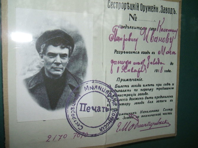 Wikipedia.org nuotr./Konspiracinis padirbtas Vladimiro Lenino dokumentas su nuotrauka, kurioje jis pakeitęs išvaizdą (1917 m. vasara)