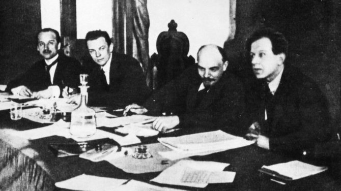 Wikipedia.org nuotr./Fritzas Plattenas (pirmas iš dešinės) ir Vladimiras Leninas (antras iš dešinės) sėdi pirmojo Kominterno kongreso prezidiume (1919 m.)