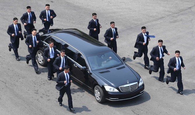 AFP/„Scanpix“ nuotr./Kim Jong Uno automobilį bėgte lydi dvylika asmens sargybinių.