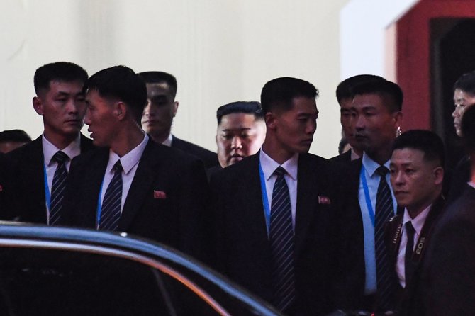 AFP/„Scanpix“ nuotr./Kim Jong Unas tarp asmens sargybinių
