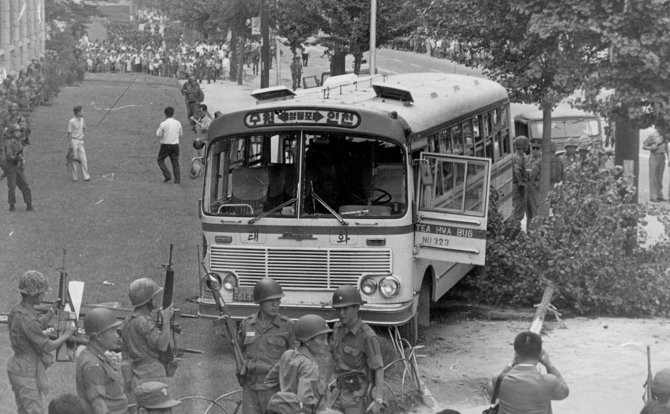Wikipedia.org nuotr./Autobusas, kuriuo „Būrio 684“ nariai pasiekė Seulą