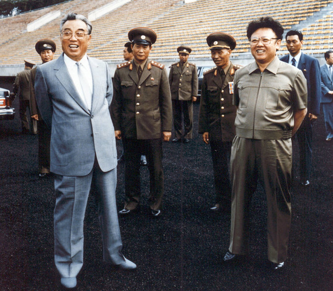 AFP/„Scanpix“ nuotr./Kim Il Sungas (kairėje) su sūnumi ir įpėdiniu Kim Jong Ilu (1992 m.)