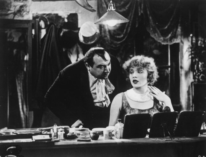 „Scanpix“ nuotr./Kurtas Gerronas ir Marlene Dietrich filme „Žydrasis angelas“ (1930 m.)