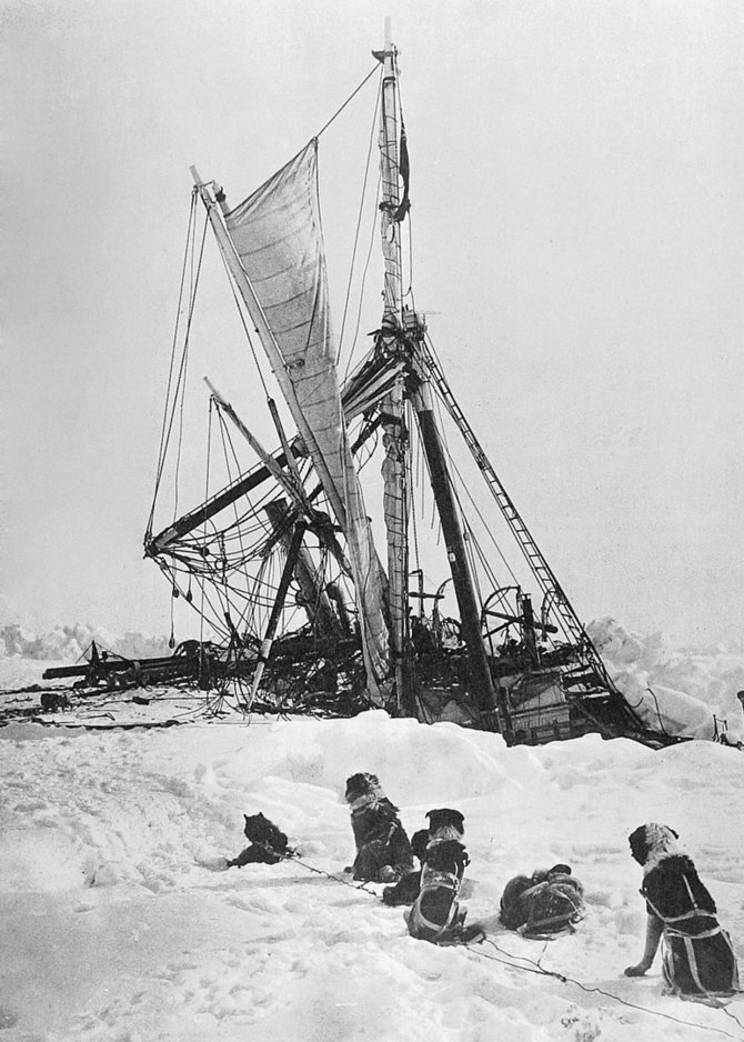 Wikipedia.org nuotr./Ledų sutraiškytas Ernesto Shackletono laivas „Endurance“ prieš jam nuskęstant