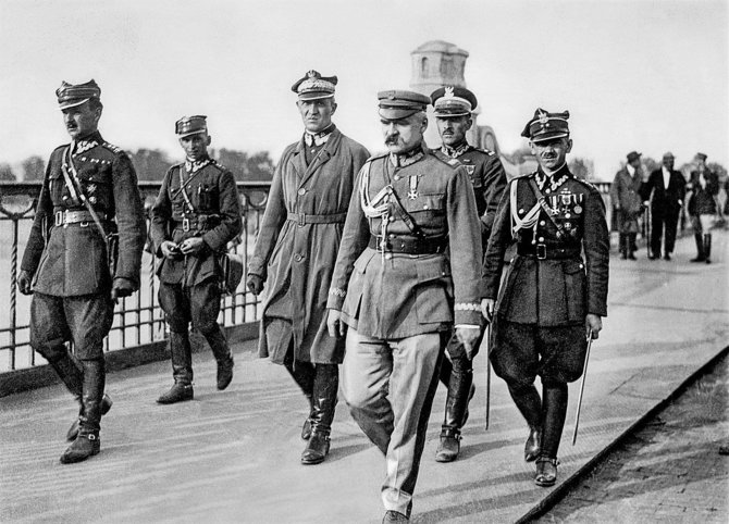 Wikipedia.org nuotr./Józefas Piłsudskis 1926 metų gegužės perversmo metu su karininkais