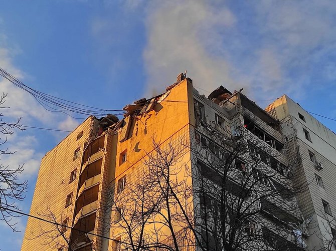 Ukrainos Nepaprastųjų situacijų valstybės tarnybos nuotr./Rusijos raketų smūgis į Kyjivo daugiabučius