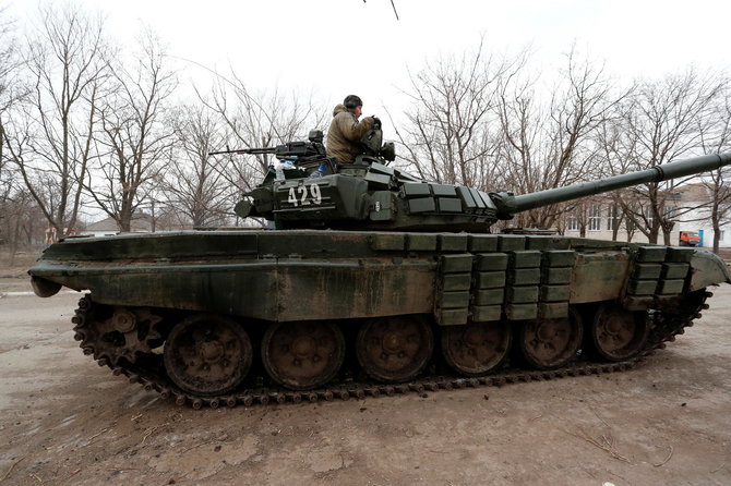 „Reuters“/„Scanpix“ nuotr./Donbaso separatistai su tanku T-72