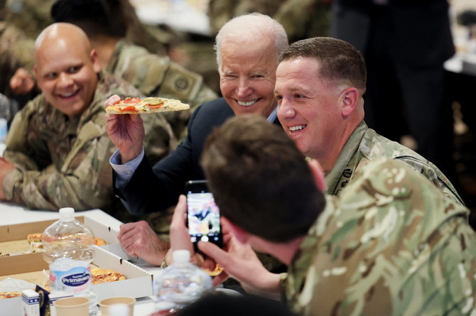 Reuters/fot. Scanpix/Joe Biden z żołnierzami amerykańskimi