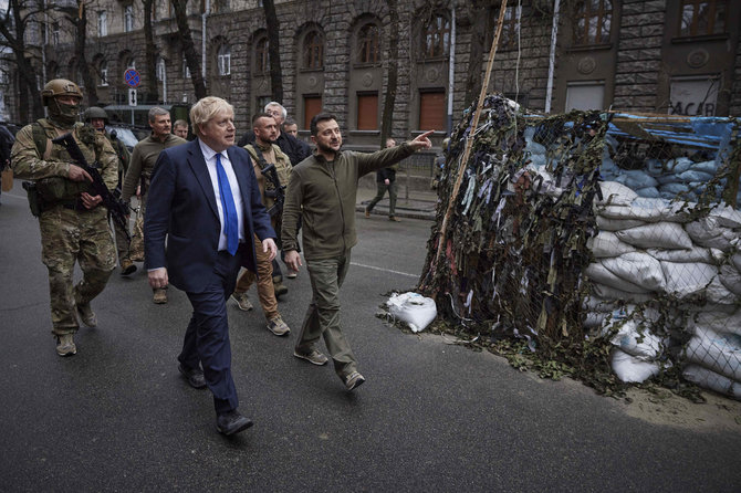 „Scanpix“/AP nuotr./Boriso Johnsono ir Volodymyro Zelenskio pasivaikščiojimas po Kyjivą