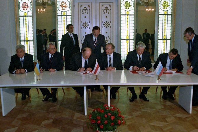 Wikipedia.org nuotr./Belovežo susitarimų pasirašymas 1991 m. Genadijus Burbulis sėdi pirmas iš dešinės.