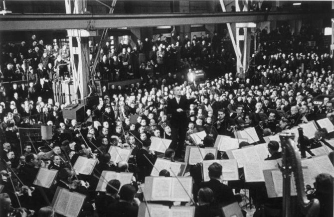 Vokietijos Bundesarchyvo/Wikimedia.org nuotr./Wilhelmas Furtwängleris su Berlyno filharmonijos orkestru koncertuoja per „darbo pertrauką“ koncerno AEG darbuotojams. 1941 m.