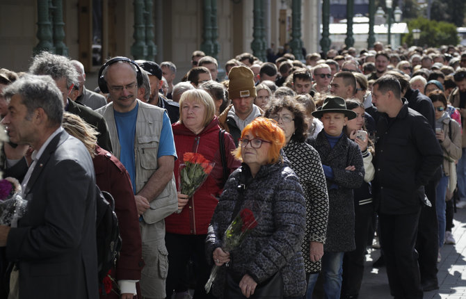„Scanpix“/AP nuotr./Žmonės, laukiantys eilės atsisveikinti su Michailu Gorbačiovu