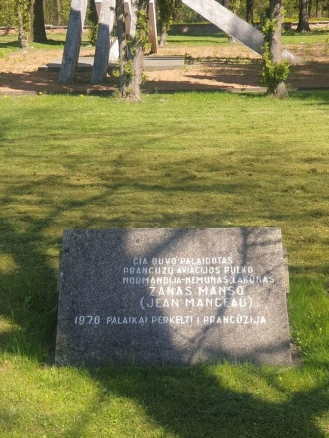 Arvydo Žardinsko nuotr./Atminimo lenta Žaliosios sovietinių karių kapinėse