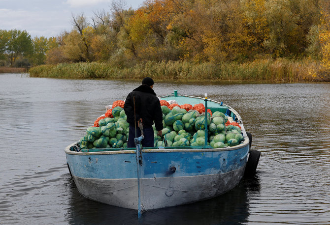 Foto av Reuters/Scanpix/Transportere mat over Dnepr til russisk-holdt territorium