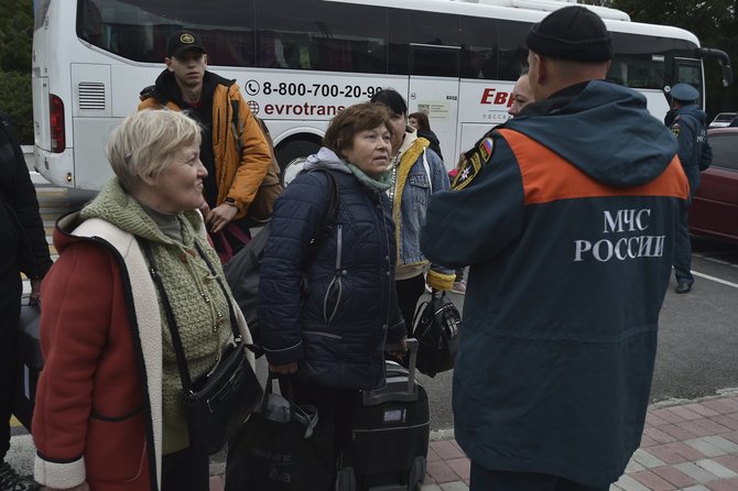 „Scanpix“/AP nuotr./Iš Chersono evakuojami gyventojai