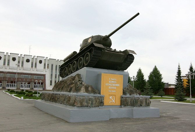 Wikipedia.org nuotr./Tankas T-34 gamyklos „Uralvagonzavod“ fone