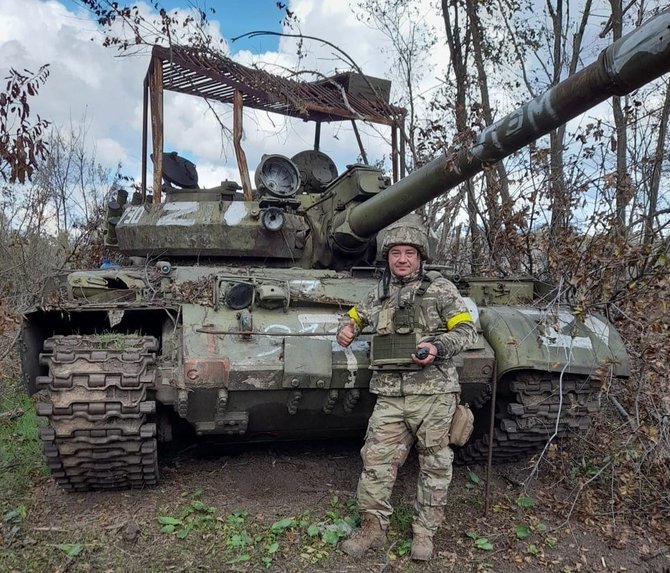 Mil.gov.ua nuotr./Ukrainos karys su trofėjiniu rusų tanku T-62M