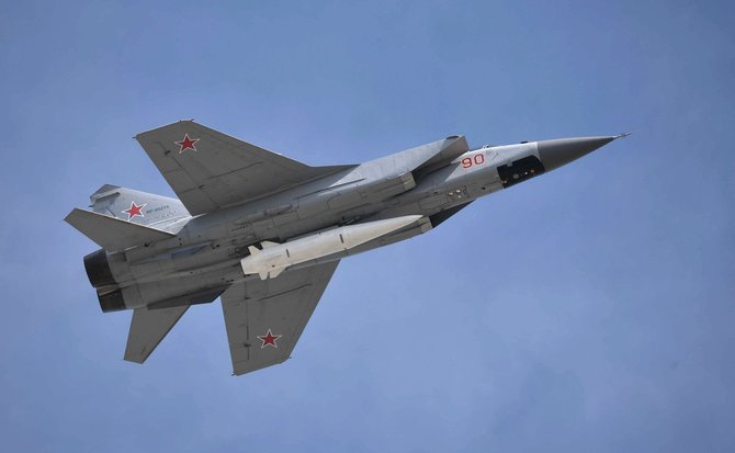 Wikipedia.org nuotr./Naikintuvas MiG-31, nešantis raketą „Kinžal“