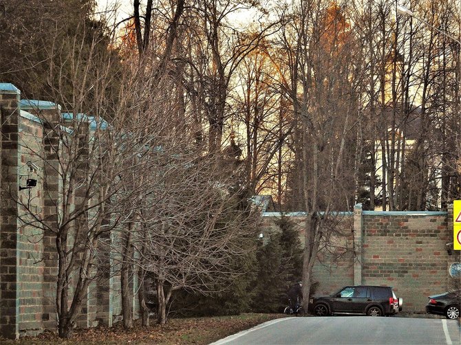 Wikipedia.org nuotr./Šešių metrų aukščio tvora, juosianti Vladimiro Putino rezidencijos kompleksą Novo Ogariove. Už tvoros matyti komplekso teritorijoje esanti cerkvė.