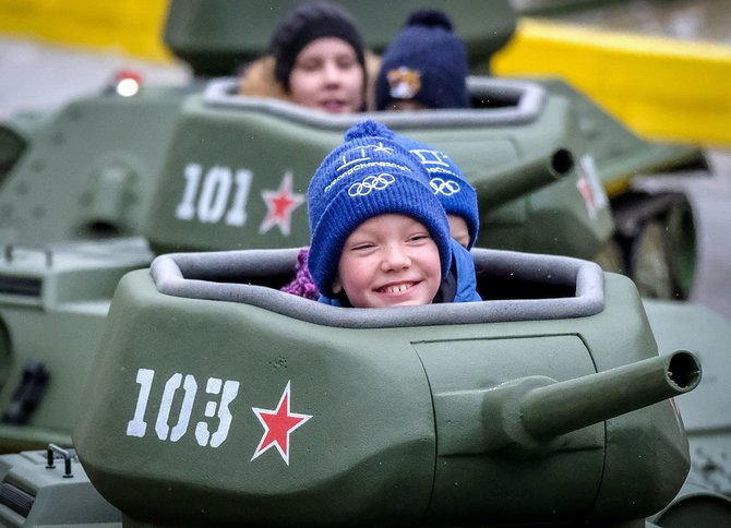 AFP/„Scanpix“ nuotr./Rusijos vaikai žaisliniuose tankuose