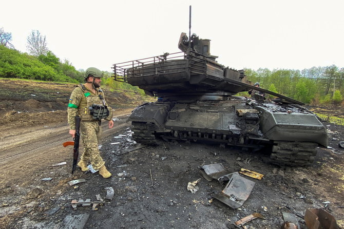 „Reuters“/„Scanpix“ nuotr./Ukrainiečių sunaikintas tankas T-90M „Proryv“