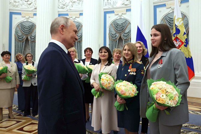 „Scanpix“/AP nuotr./Vladimiras Putinas su moterimis Kremliuje