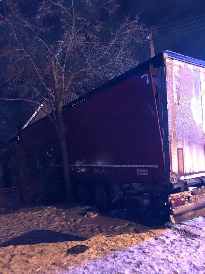 15min skaitytojo nuotr./Panevėžyje vilkikas atsitrenkė į namo sieną