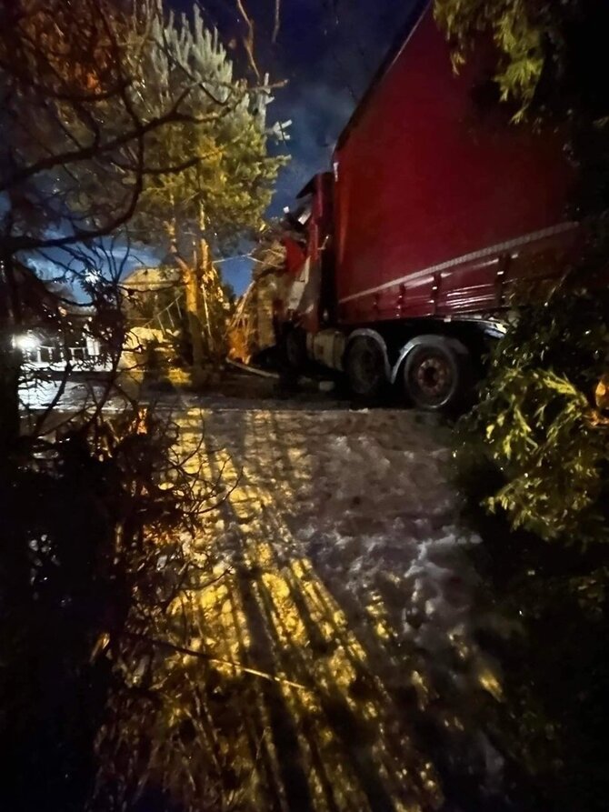 15min skaitytojo nuotr./Panevėžyje vilkikas atsitrenkė į namo sieną