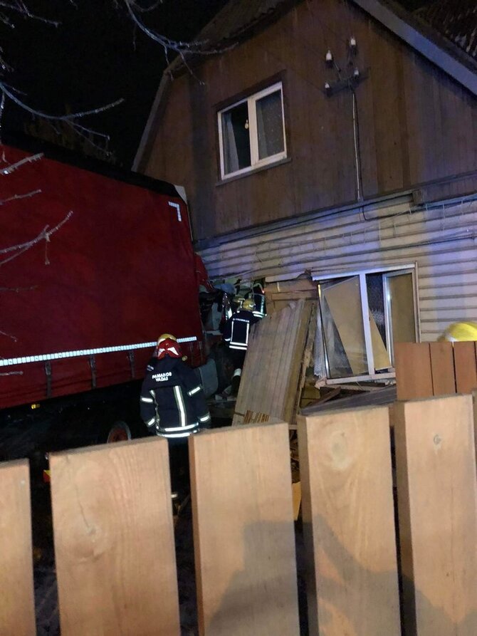 15min skaitytojo nuotr./Panevėžyje vilkikas atsitrenkė į namo sieną