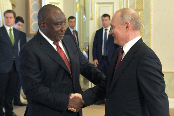 „Scanpix“/AP nuotr./Cyrilas Ramaphosa ir Vladimiras Putinas