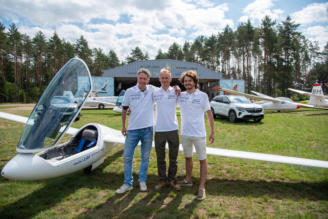 Jurgitos Kunigiškytės nuotr. / Sklandytuvų pilotai prieš skrydį