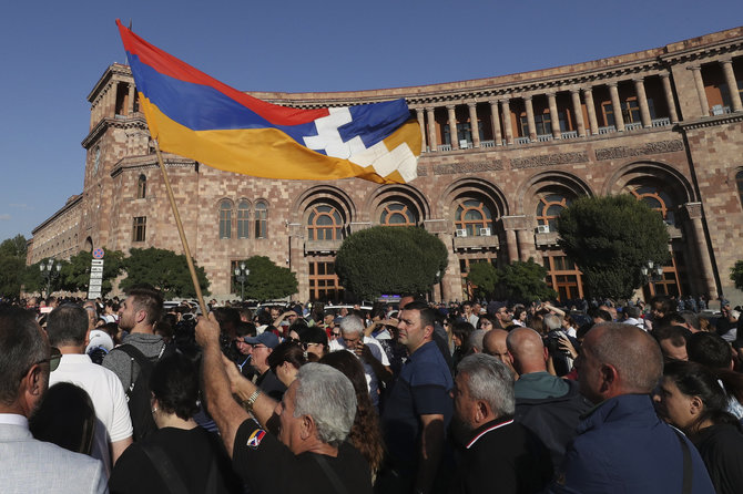 „Scanpix“/AP nuotr./Protestuotojai prie Armėnijos vyriausybės rūmų